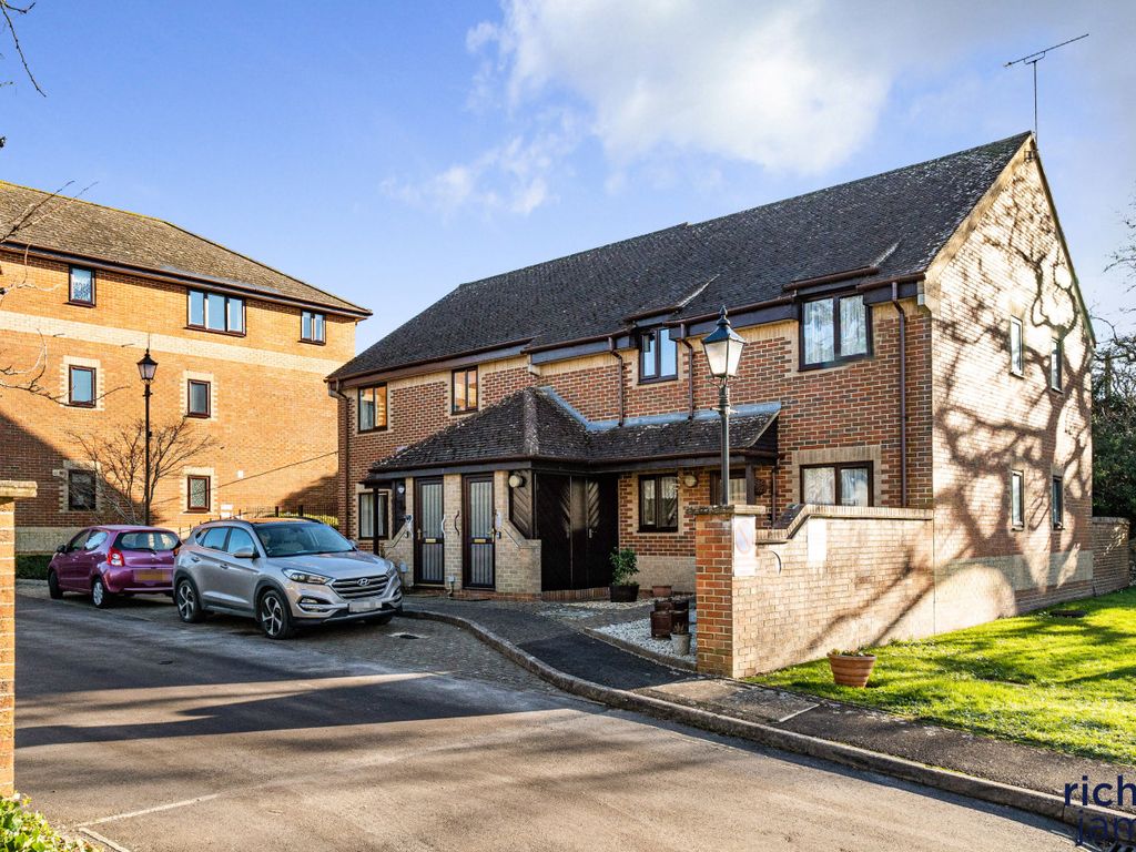 2 bed flat for sale in The Mulberrys, Royal Wootton Bassett SN4, £175,000