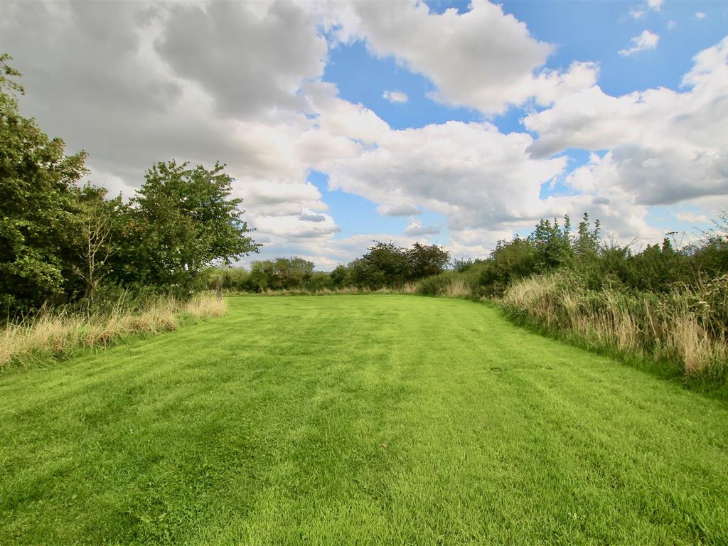 Land for sale in Navenby Lane, Bassingham, Lincoln LN5, £295,000