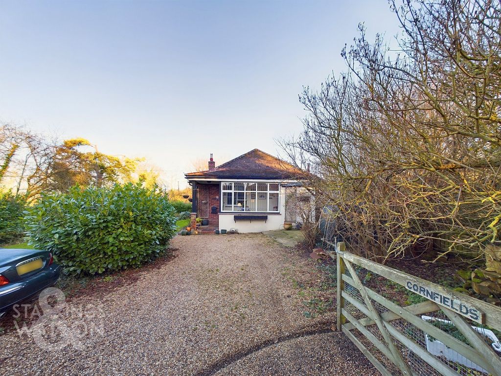 4 bed detached bungalow for sale in Station Road, Alburgh, Harleston IP20, £475,000