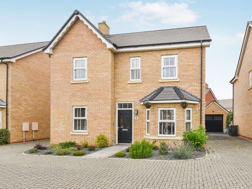4 bed detached house for sale in Collings Crescent, Biggleswade SG18, £585,000