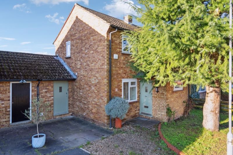 3 bed semi-detached house for sale in Sandygate Close, Marlow SL7, £600,000