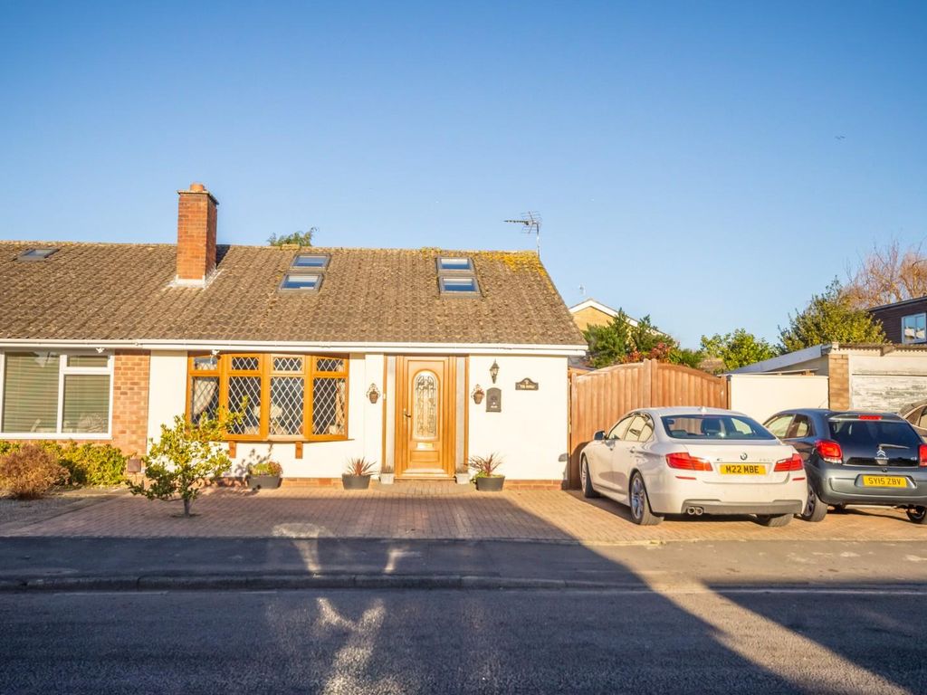 4 bed semi-detached bungalow for sale in Montague Road, Bishopthorpe, York YO23, £425,000