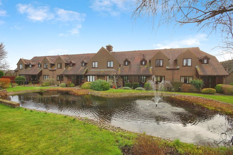 2 bed property for sale in Courville Close, Alveston BS35, £320,000