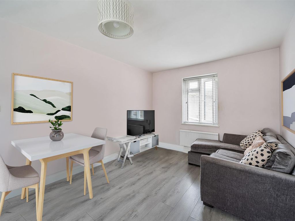 1 bed flat for sale in Ben Smith Way, Bermondsey SE16, £325,000