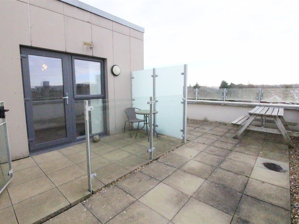 1 bed flat for sale in Manor Way, Borehamwood WD6, £309,950