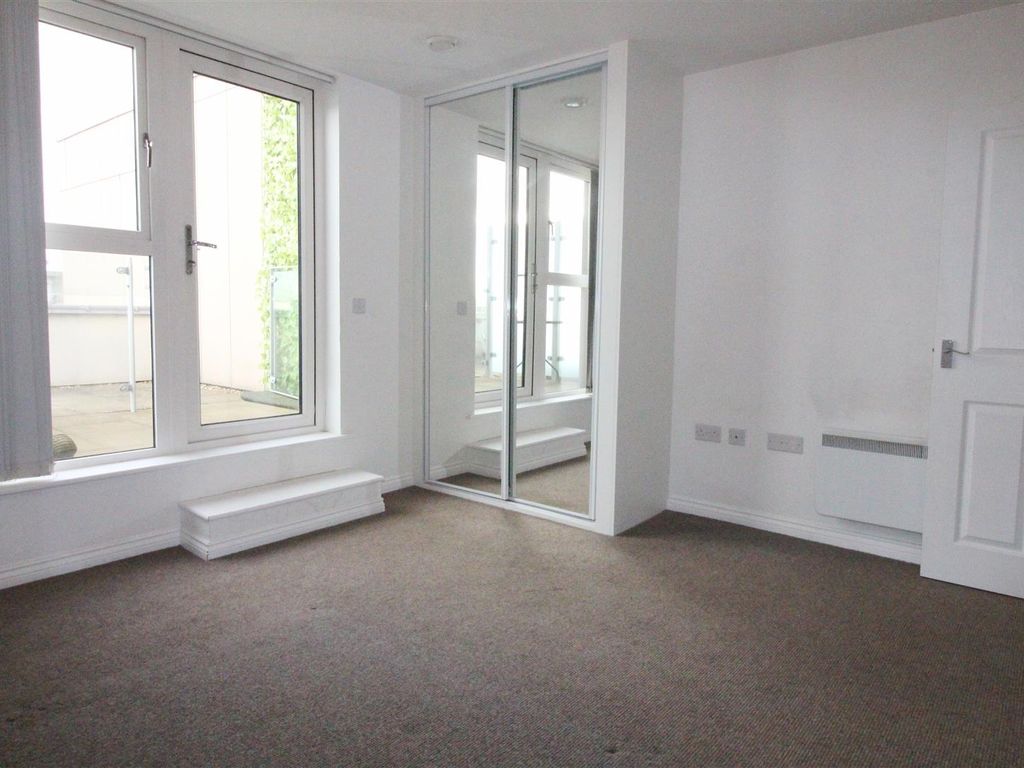 1 bed flat for sale in Manor Way, Borehamwood WD6, £309,950