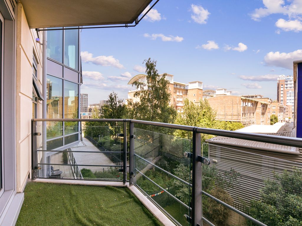 2 bed flat for sale in Juniper Drive, London SW18, £585,000