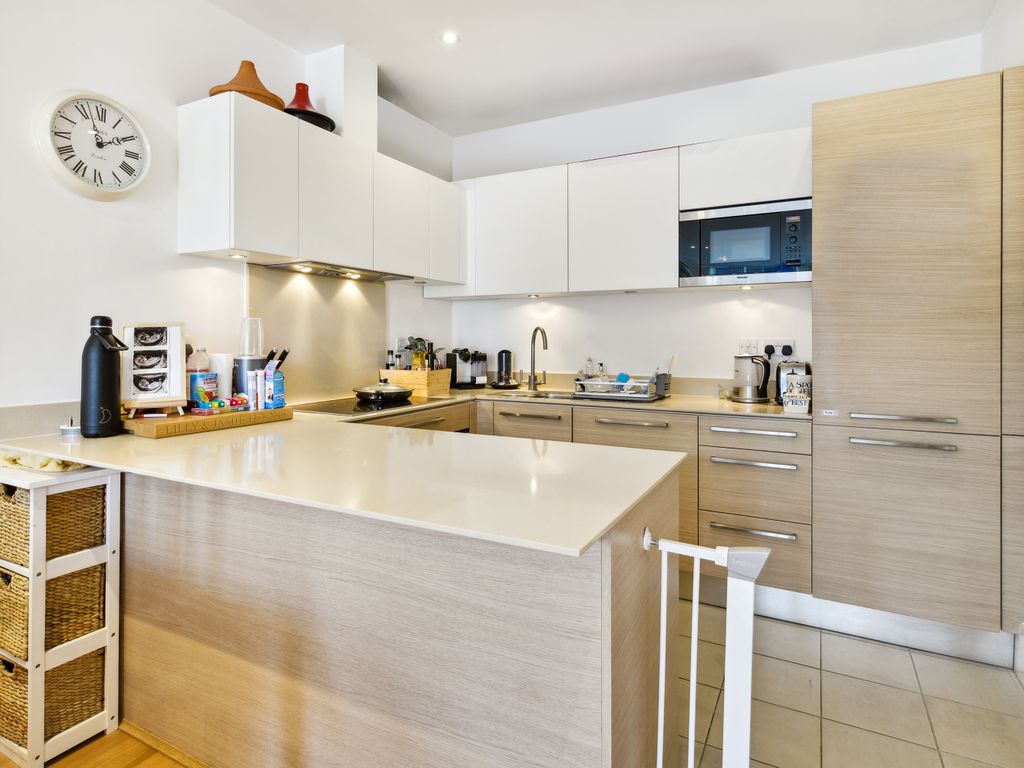 2 bed flat for sale in Juniper Drive, London SW18, £585,000