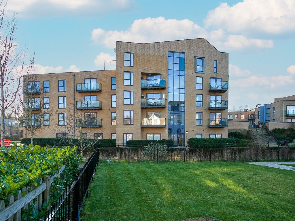 2 bed flat for sale in The Embankment, Nash Mills Wharf, Hemel Hempstead, Hertfordshire HP3, £300,000