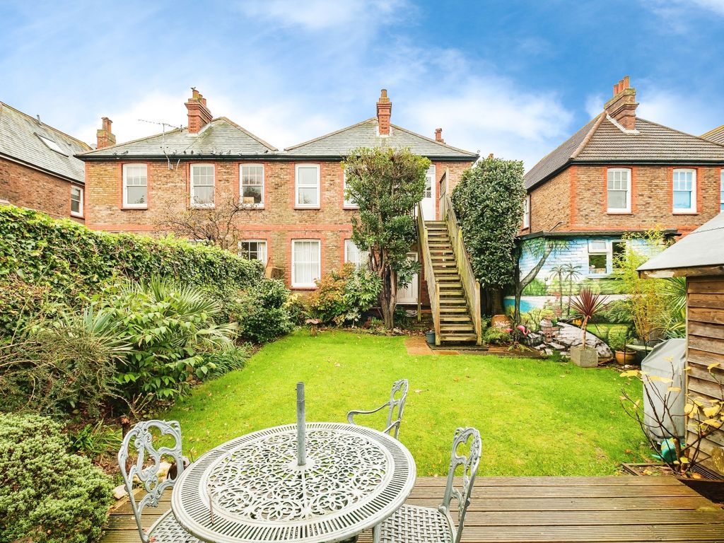3 bed flat for sale in Longfellow Road, Worthing, West Sussex BN11, £475,000