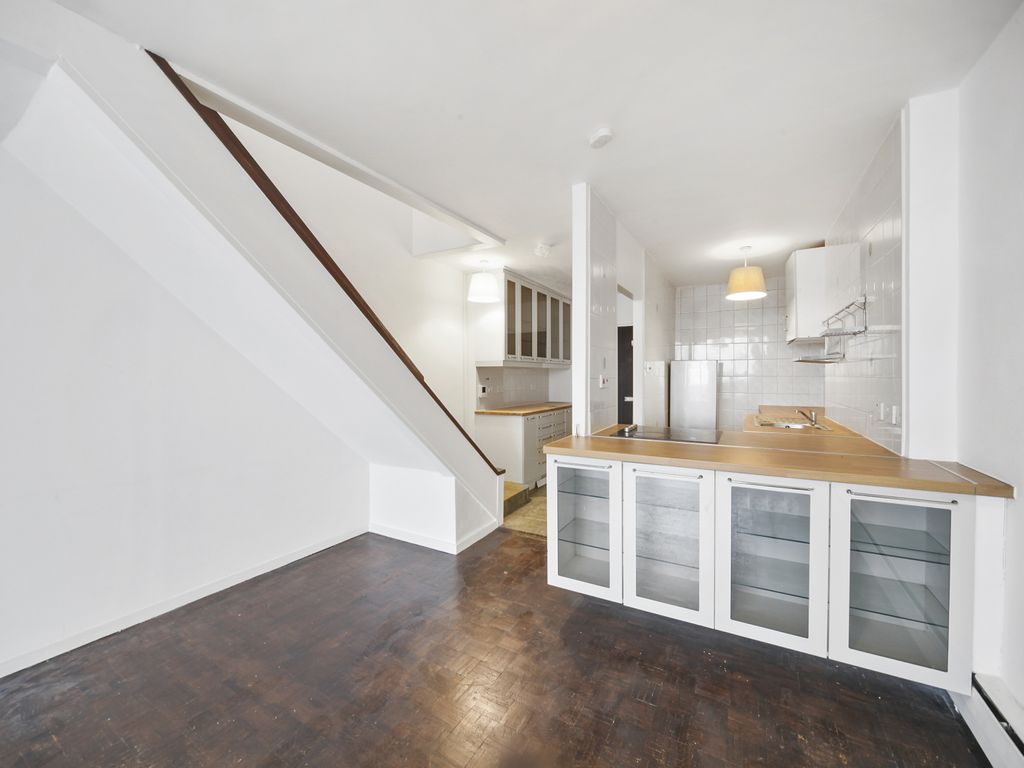 2 bed flat for sale in Finchley Road, London NW3, £475,000