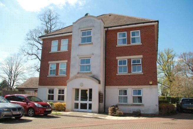 2 bed flat to rent in Tobermory Close, Langley, Berkshire SL3, £1,500 pcm