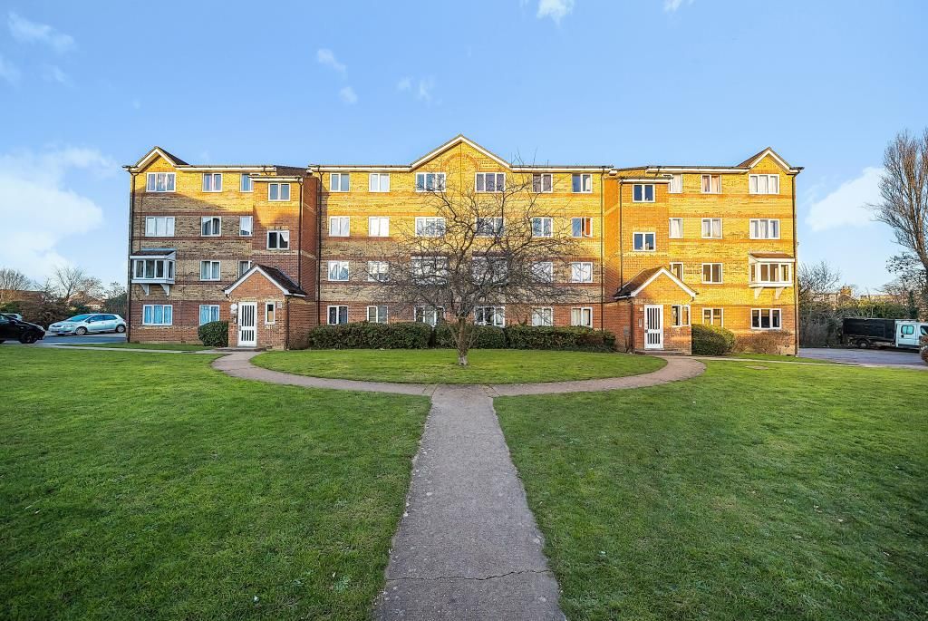 2 bed flat for sale in Orkney House, Watford WD18, £250,000