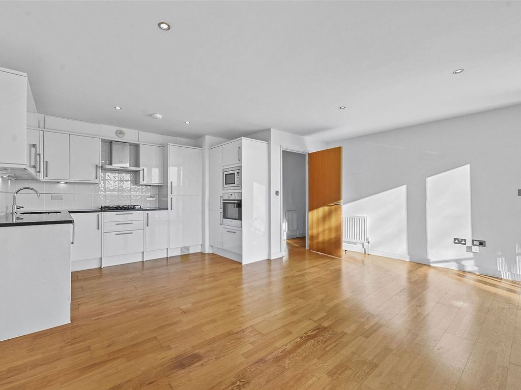 2 bed flat for sale in The Boat Yard Apartments, Canary Wharf, London E14, £500,000