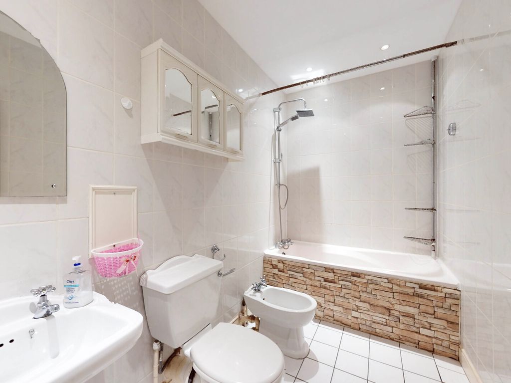 2 bed flat to rent in Mackenzie Lodge, 57-59 Maida Vale, Maida Vale, London W9, £2,600 pcm