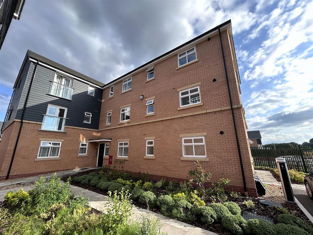 2 bed flat for sale in Curzon Avenue, Northwich CW8, £140,000