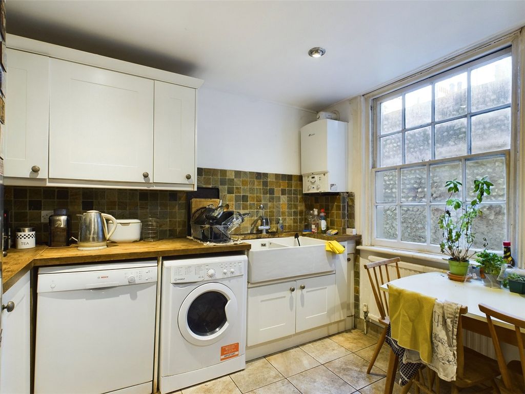 2 bed flat to rent in Brunswick Square, Hove BN3, £2,100 pcm