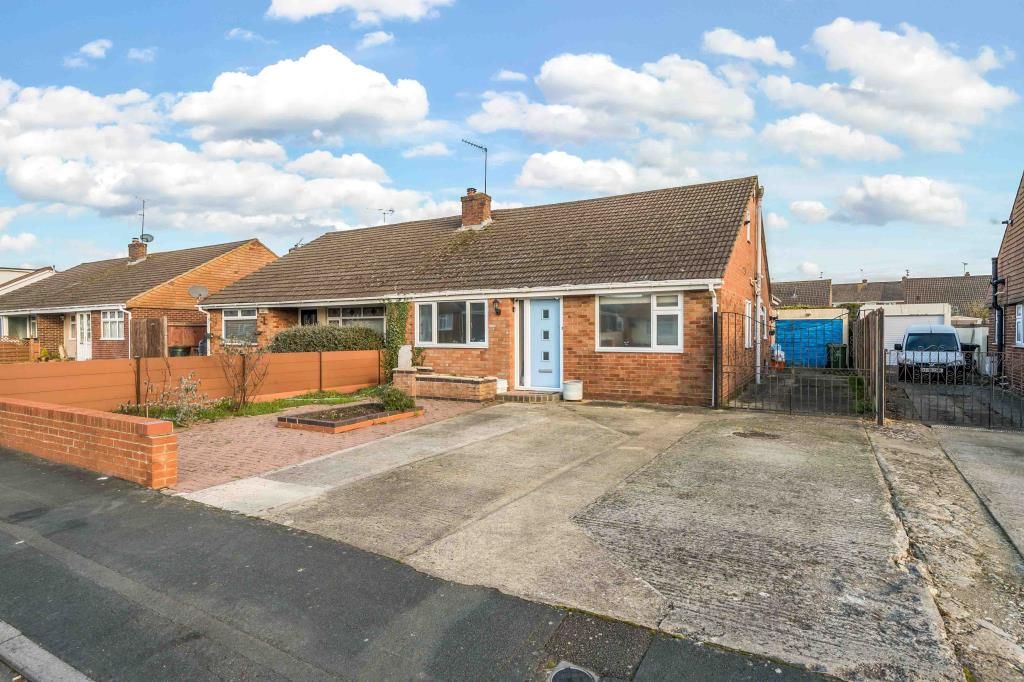3 bed bungalow for sale in Swindon, Wiltshire SN2, £350,000