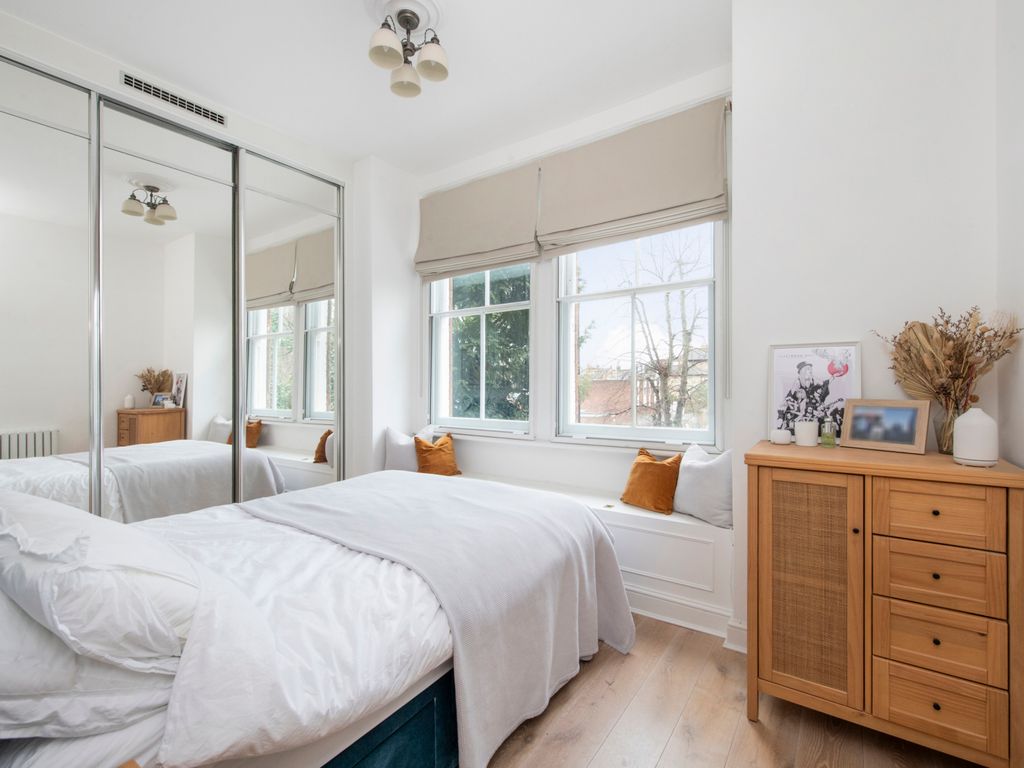 2 bed flat for sale in West Hill, West Hill SW15, £575,000