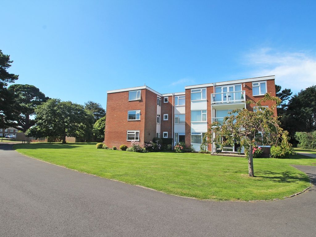 2 bed flat to rent in Addington Court, Keats Avenue, Milford On Sea, Lymington, Hampshire SO41, £1,200 pcm