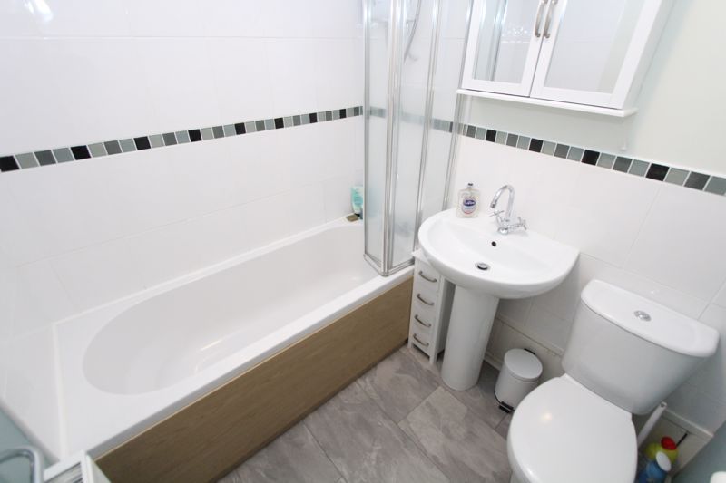 1 bed flat for sale in Rosemoor Drive, Brierley Hill DY5, £135,000