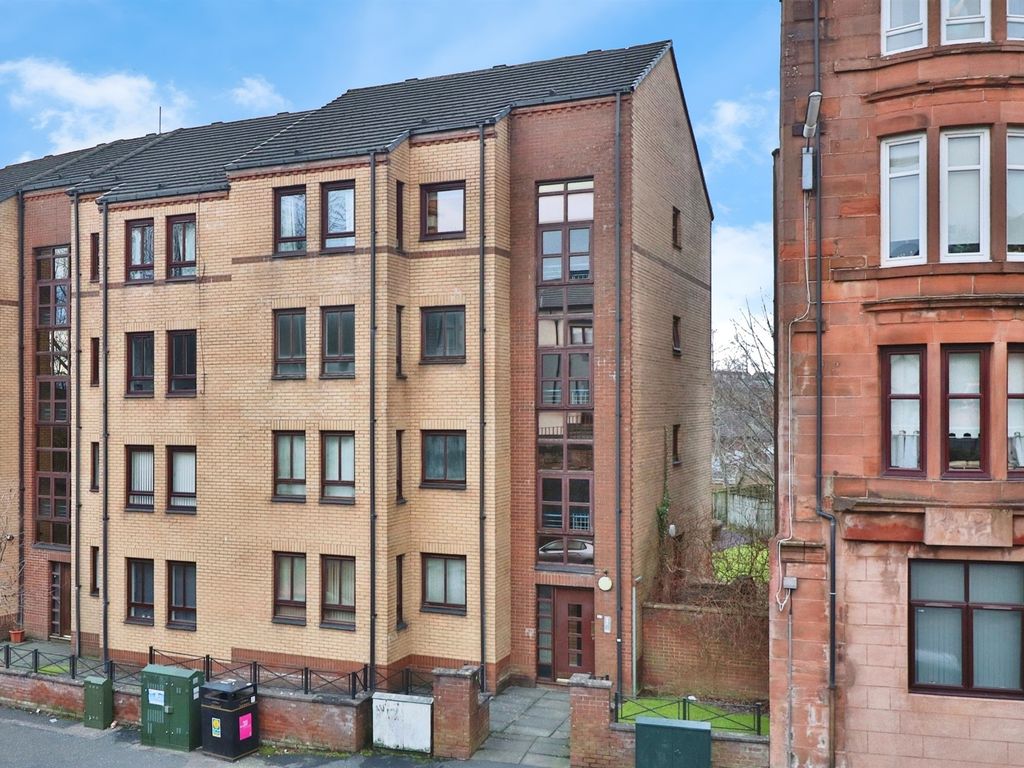 2 bed flat for sale in Springburn Road, Springburn, Glasgow G21, £100,000