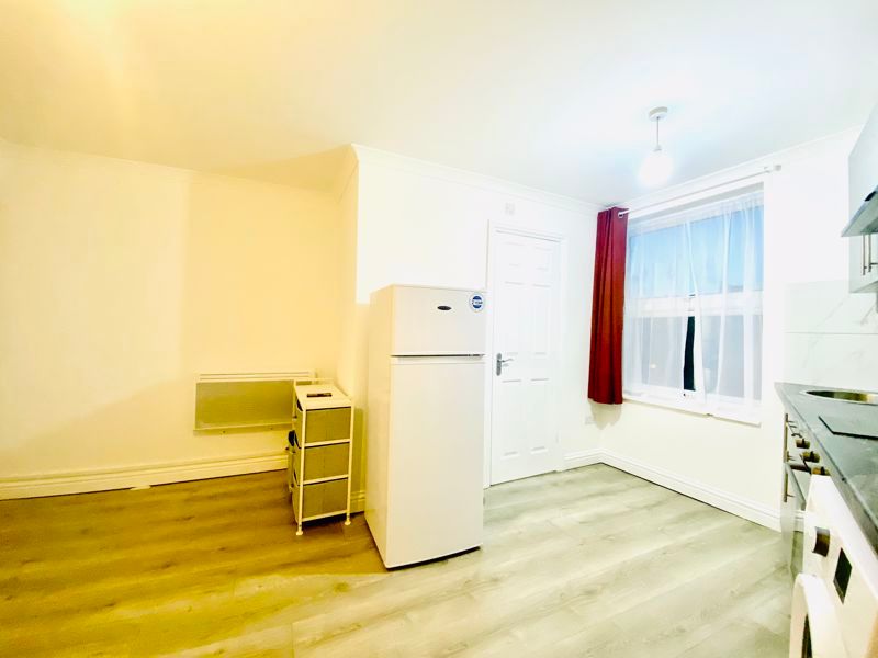 1 bed flat to rent in Stoke Newington Road, London N16, £1,300 pcm