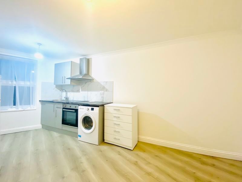 1 bed flat to rent in Stoke Newington Road, London N16, £1,300 pcm