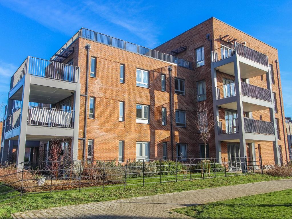 2 bed flat for sale in Renard Way, Trumpington, Cambridge CB2, £450,000