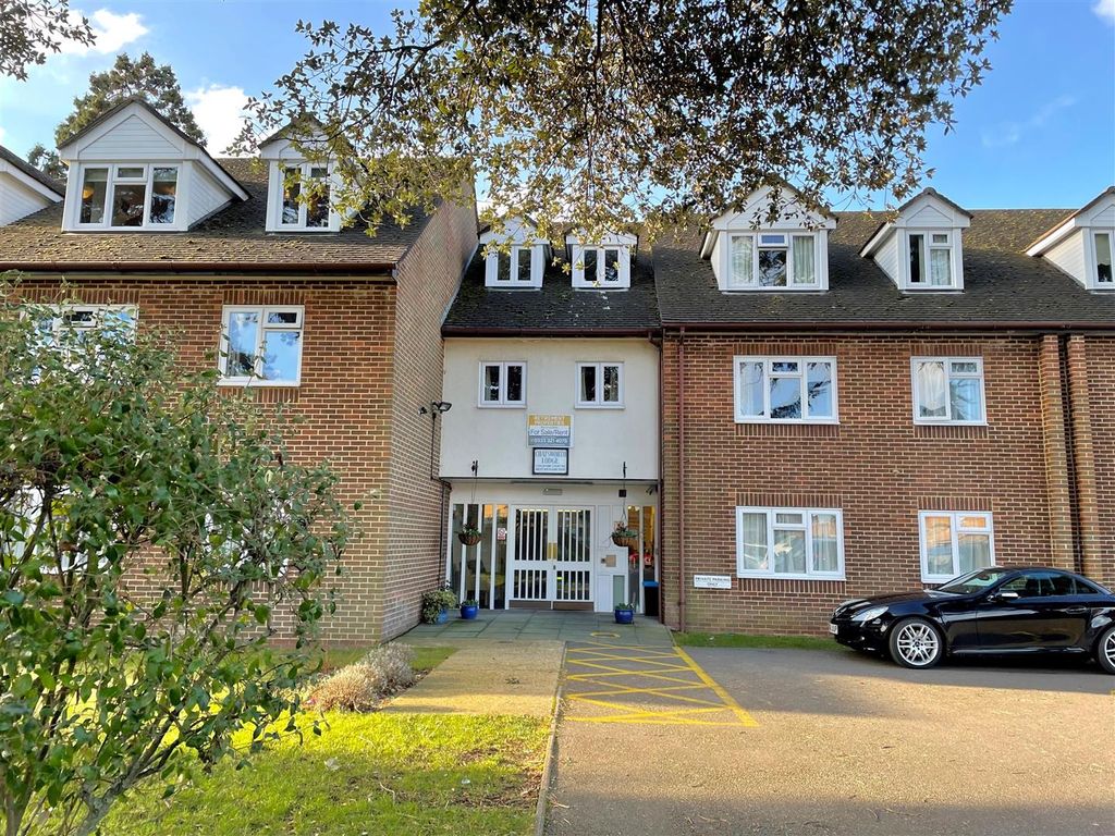 1 bed flat for sale in Wickham Court Road, West Wickham BR4, £225,000