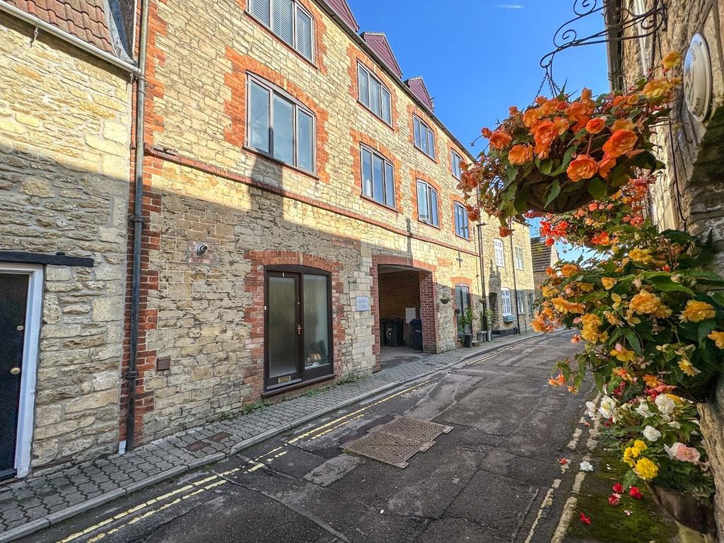 2 bed flat for sale in Ingram Street, Malmesbury SN16, £240,000