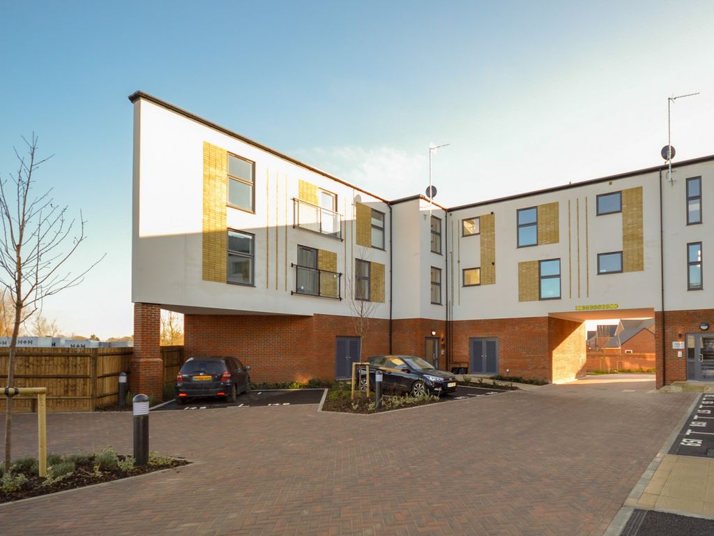 2 bed flat to rent in Flat 5 Longacre House, Shopwhyke Road, Chichester, West Sussex PO20, £1,150 pcm