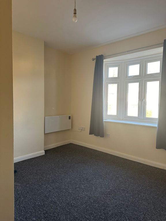 2 bed flat to rent in North Street, Romford RM1, £1,850 pcm