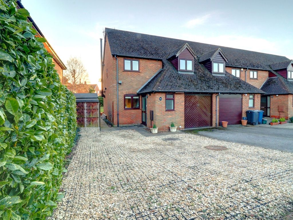 4 bed end terrace house for sale in Jasmine Crescent, Princes Risborough HP27, £525,000