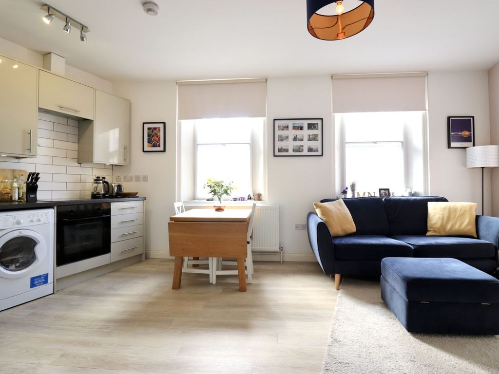 1 bed flat for sale in High Street, Barnet EN5, £275,000