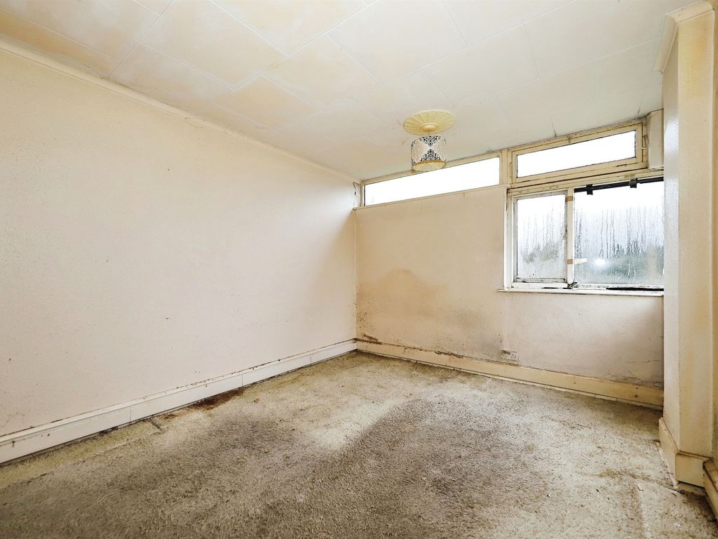 2 bed flat for sale in The Lindens, Newbridge Crescent, Wolverhampton WV6, £40,000