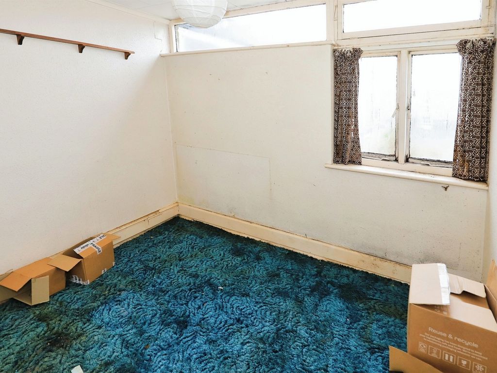 2 bed flat for sale in The Lindens, Newbridge Crescent, Wolverhampton WV6, £40,000