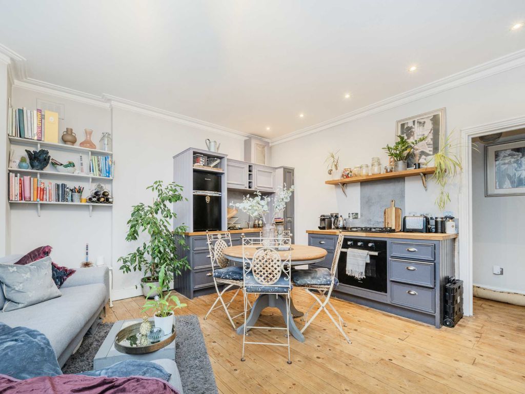1 bed flat for sale in Bedford Hill, London SW12, £430,000
