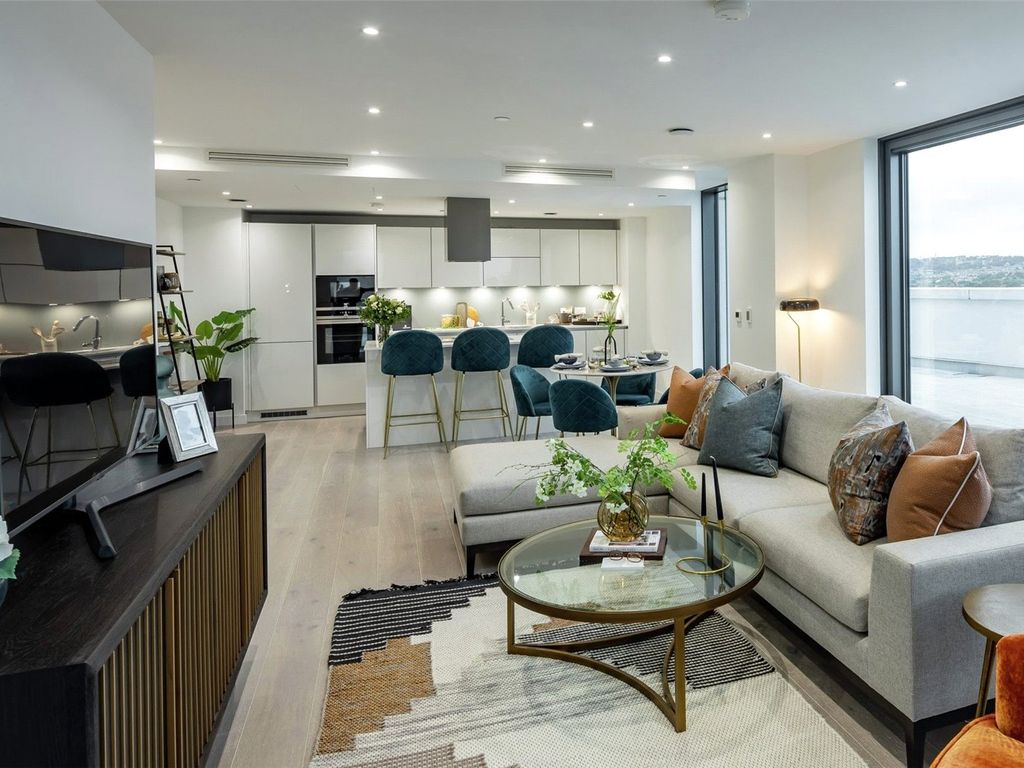 2 bed flat for sale in City North Penthouse, City North Place, Finsbury Park N4, £1,150,000