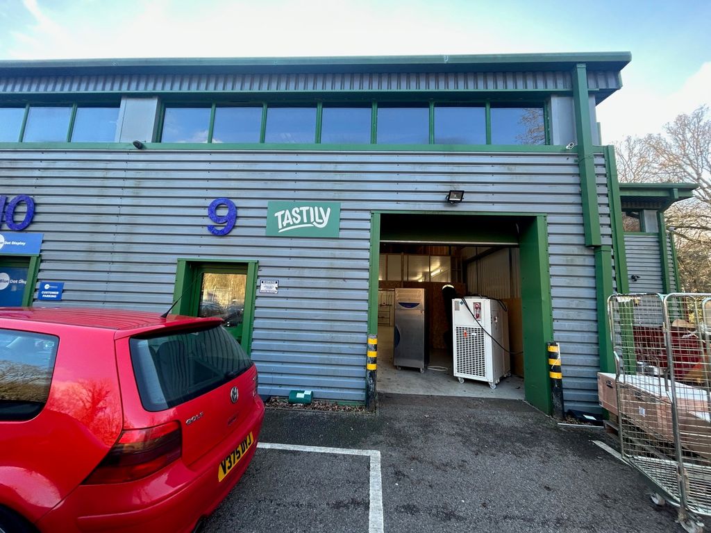 Light industrial to let in Petworth Road, Godaming GU8, £18,000 pa