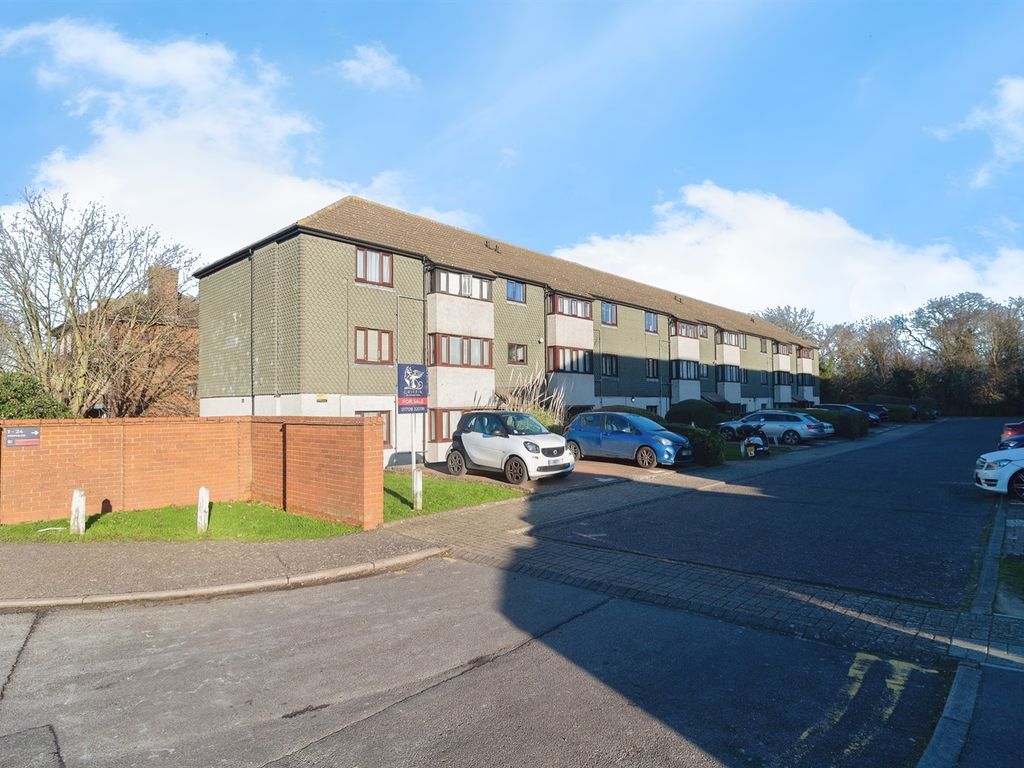 2 bed flat for sale in 2/Pinfolds, Aveley RM15, £200,000