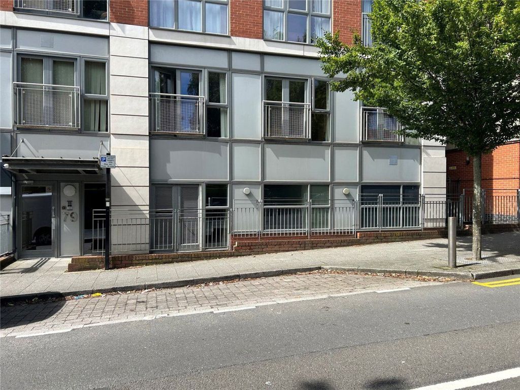 2 bed flat for sale in Cregoe Street, Birmingham B15, £90,000