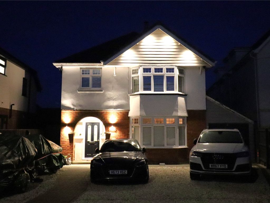 3 bed detached house for sale in Station Road, New Milton, Hampshire BH25, £600,000