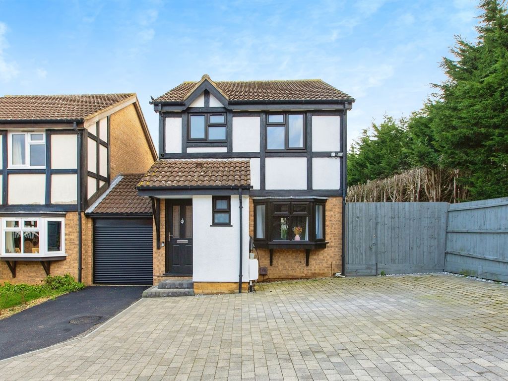 3 bed link-detached house for sale in Hamden Way, Papworth Everard, Cambridge CB23, £325,000