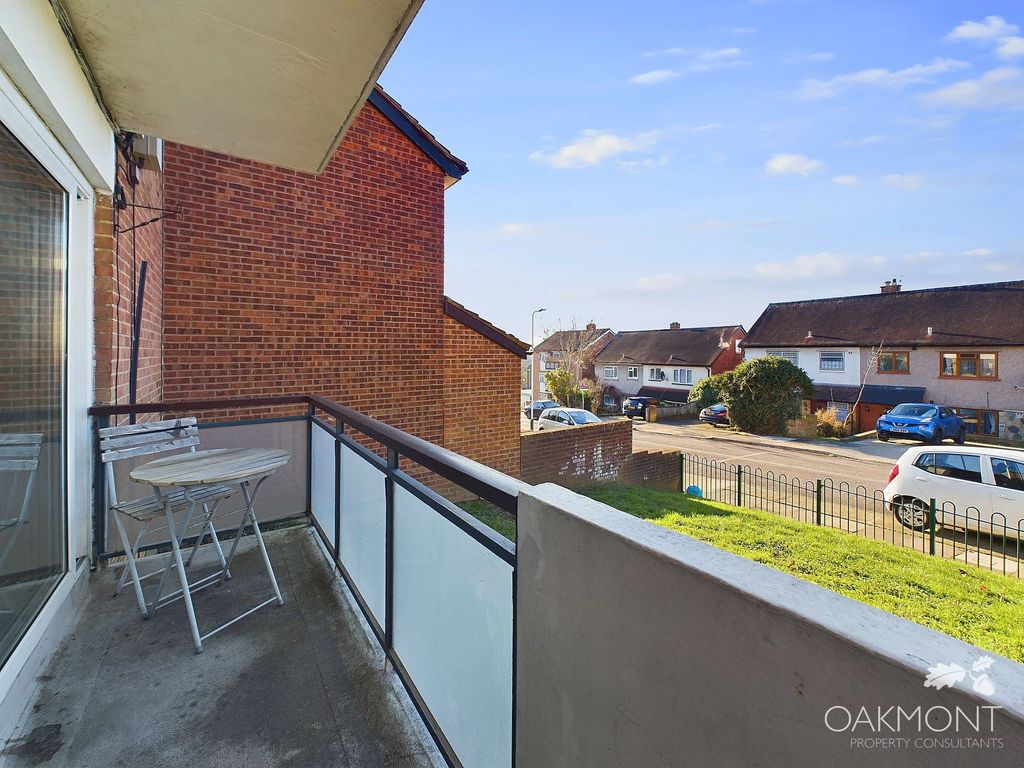 1 bed flat for sale in Hillrise Road, Collier Row, Romford RM5, £185,000