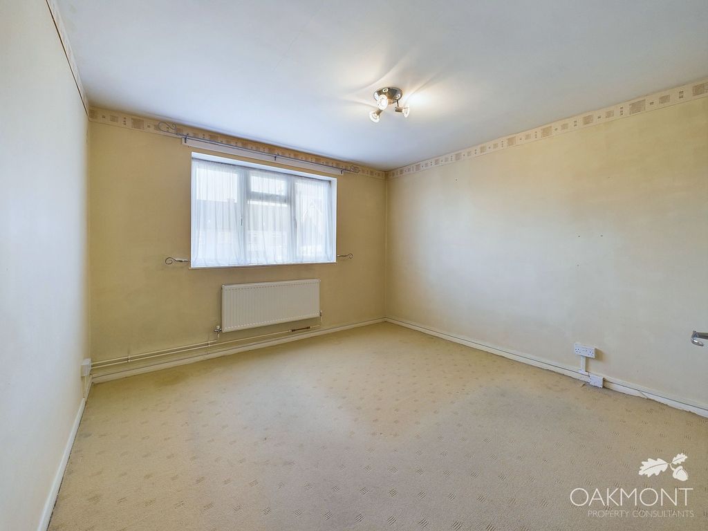 1 bed flat for sale in Hillrise Road, Collier Row, Romford RM5, £185,000