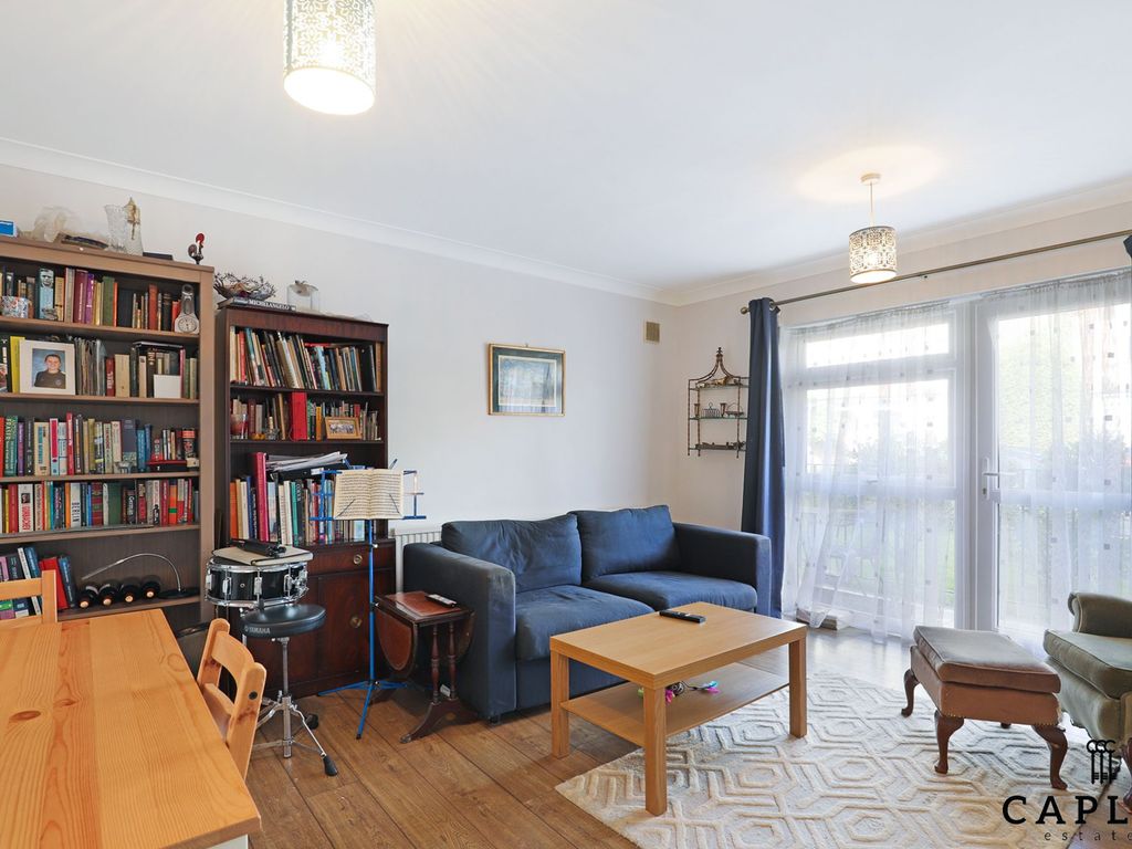 2 bed flat for sale in Higham Road, Woodford Green IG8, £370,000