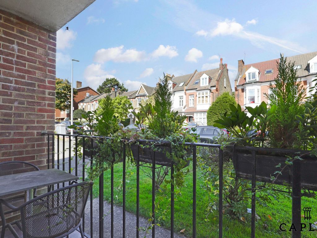 2 bed flat for sale in Higham Road, Woodford Green IG8, £370,000