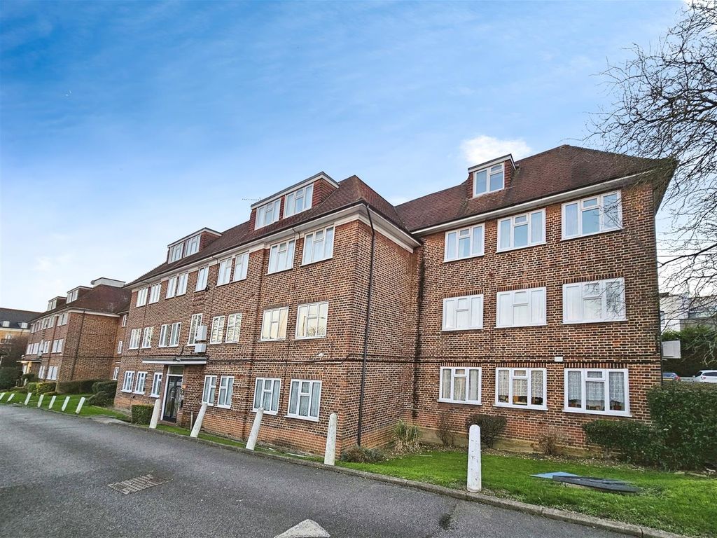 2 bed flat for sale in High Road, North Finchley, London N12, £290,000