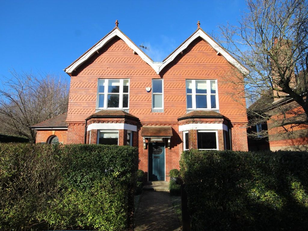 4 bed property to rent in Maypole Road, East Grinstead RH19, £3,800 pcm
